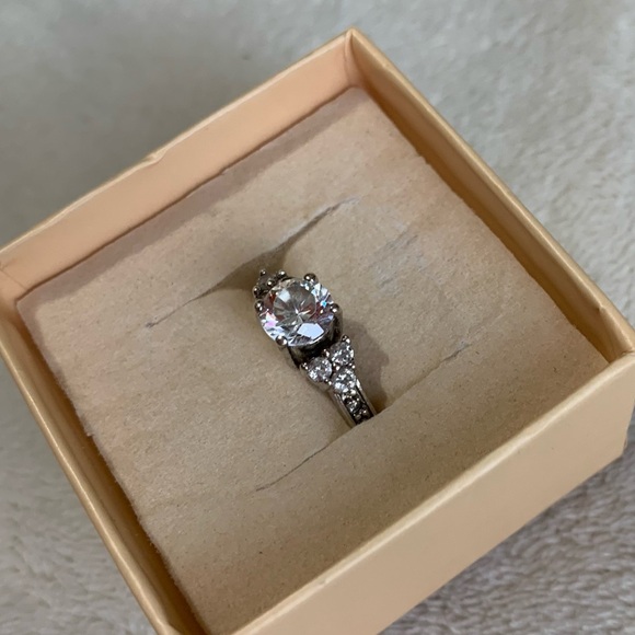 Beautiful Vintage Sterling Silver CZ Graduated Engagement Ring size 8.75 - Picture 5 of 12